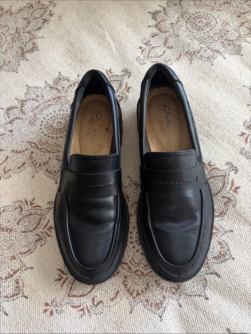 Clarks women’s Black Leather Penny Loafers size 8